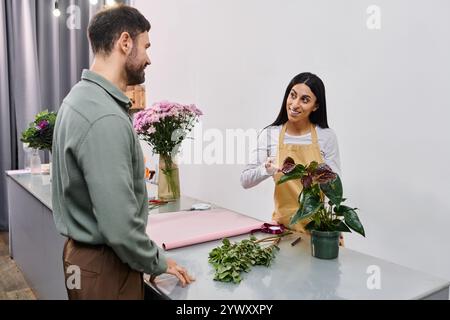 Fleuriste s'engage avec le client, mettant en valeur des plantes et des fleurs dans une atmosphère de boutique charmante. Banque D'Images