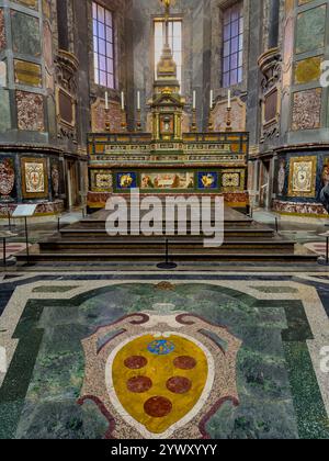 Les armoiries des Médicis devant l'autel dans la chapelle des Princes, Musée de la chapelle des Médicis, Florence, Italie. Les armoiries sont incrustées Banque D'Images