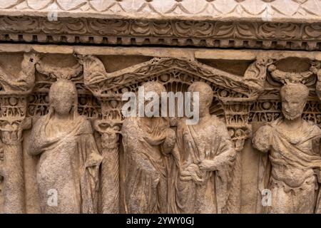 Détail d'un sarcophage romain du IIe siècle au Musée Duomo de Florence, Italie. La scène représente Castor et Pollux. Banque D'Images