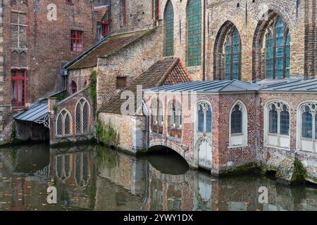 Détail de l'ancien hôpital John avec canal et réflexions à Bruges, Bruges, Belgique en octobre Banque D'Images