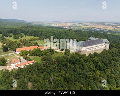 Vue aérienne de Cerveny Kamen, château en pierre rouge dans les montagnes des Carpates en Slovaquie Banque D'Images