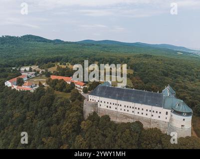 Vue aérienne de Cerveny Kamen, château en pierre rouge dans les montagnes des Carpates en Slovaquie Banque D'Images