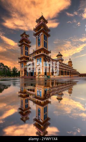 Le Saint-Siège de Tay Ninh, également connu sous le nom de Grand Temple Divin ou Temple Cao Dai. Il sert de lieu de culte central pour le Caodaïsme, une religion Banque D'Images