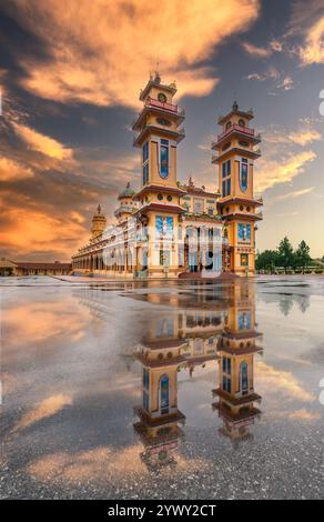 Le Saint-Siège de Tay Ninh, également connu sous le nom de Grand Temple Divin ou Temple Cao Dai. Il sert de lieu de culte central pour le Caodaïsme, une religion Banque D'Images