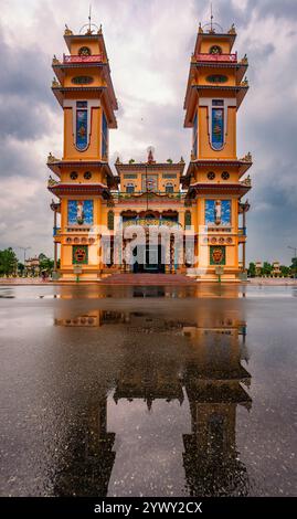 Le Saint-Siège de Tay Ninh, également connu sous le nom de Grand Temple Divin ou Temple Cao Dai. Il sert de lieu de culte central pour le Caodaïsme, une religion Banque D'Images