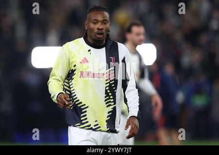 Turin, Italie. 11 décembre 2024. Khephren Thuram de la Juventus FC lors de l'échauffement avant le match de l'UEFA Champions League 2024-25 qui aura lieu entre la Juventus FC et Manchester City au stade Allianz le 11 décembre 2024 à Turin, Italie . Crédit : Marco Canoniero/Alamy Live News Banque D'Images