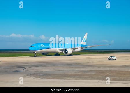 KLM Royal Dutch Airlines Boeing 777-306ER pH-BVI à l'aéroport international de Curaçao Hato (CUR), ville de Willemstad, Curaçao. Banque D'Images