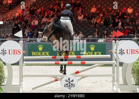 Genève, Suisse. 12 décembre 2024. Alain Super (sui) monte F One's son MM lors du CHI Genève Prix Swiss Wine Genève au Palexpo à Genève. Crédit : Patrick Dancel/Sipa USA crédit : Sipa USA/Alamy Live News Banque D'Images