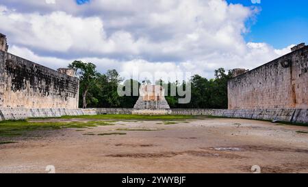 Grande cour de balle, Juego de Pelota, plus grande cour de balle en Mésoamérique, vue du temple nord de l'homme barbu Chichen Itza, Mexique Banque D'Images