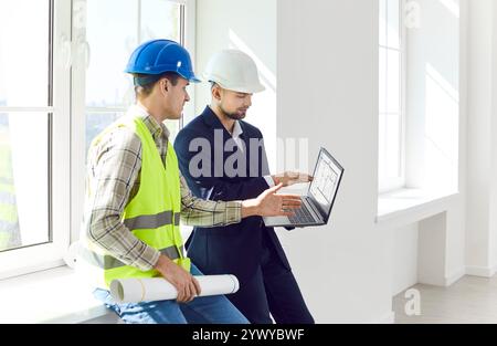 Architecte, ingénieur ou concepteur montrant le projet de conception de contremaître sur ordinateur portable, discutant du plan de rénovation Banque D'Images