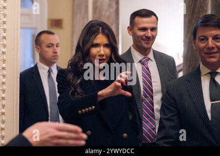 Washington, États-Unis. 12 décembre 2024. Le gouverneur Kristi Noem (républicain du Dakota du Sud) entre en réunion avec le sénateur américain John Thune (républicain du Dakota du Sud) dans son bureau dans le bâtiment du Capitole américain à Washington, DC le 12 décembre 2024. Le président élu Donald Trump a récemment fait appel à son choix pour diriger la sécurité intérieure. (Photo de Annabelle Gordon/Sipa USA) crédit : Sipa USA/Alamy Live News Banque D'Images