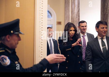 Washington, États-Unis. 12 décembre 2024. Le gouverneur Kristi Noem (républicain du Dakota du Sud) entre en réunion avec le sénateur américain John Thune (républicain du Dakota du Sud) dans son bureau dans le bâtiment du Capitole américain à Washington, DC le 12 décembre 2024. Le président élu Donald Trump a récemment fait appel à son choix pour diriger la sécurité intérieure. (Photo de Annabelle Gordon/Sipa USA) crédit : Sipa USA/Alamy Live News Banque D'Images