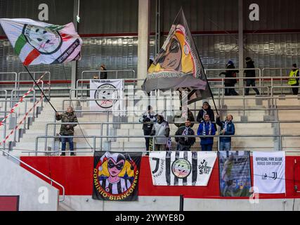 Muenchen, Deutschland. 12 décembre 2024. Auch einige wenige fans aus Italien haben den Weg zu diesem Spiel auf sich genommen. GER, FC Bayern Muenchen v. Juventus FC, Fussball, UEFA Womans Champions League, Gruppe C, 5. Spieltag, saison 2024/2025, 12.12.2024. Foto : Eibner-Pressefoto/Heike Feiner crédit : dpa/Alamy Live News Banque D'Images
