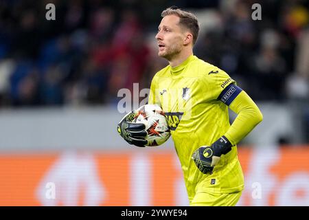 Sinsheim, Deutschland. 12 décembre 2024. Oliver Baumann (Torwart, Hoffenheim, 1), Am Ball, Einzelbild, Einzelfoto, Aktion, action, 12.12.2024, Sinsheim (Deutschland), Fussball, UEFA Europa League, Gruppenphase, TSG 1899 Hoffenheim - FCSB Bucarest, LA RÉGLEMENTATION INTERDIT TOUTE UTILISATION DE PHOTOGRAPHIES COMME SÉQUENCES D'IMAGES ET/OU QUASI-VIDÉO. Crédit : dpa/Alamy Live News Banque D'Images