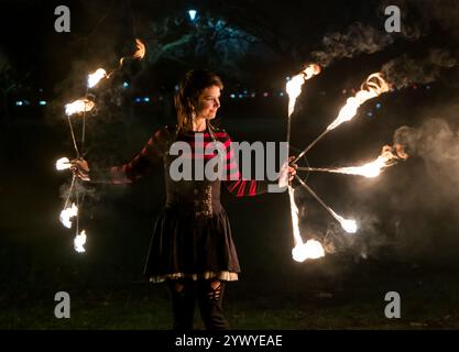 Édimbourg, Écosse, Royaume-Uni, 12 décembre 2024, procession aux flambeaux de Hogmanay : la procession aux flambeaux de Hogmanay du nouvel an mettra en vedette les artistes de feu de Circus Alba Judyta Tulodzieck et IgA Sobieraj qui donneront un aperçu des compétences qui seront exposées lors de l'événement. Jusqu'à 20 000 personnes sont attendues pour participer à la procession qui recueille des fonds pour la charité. Crédit Sally Anderson/Alamy Live News Banque D'Images