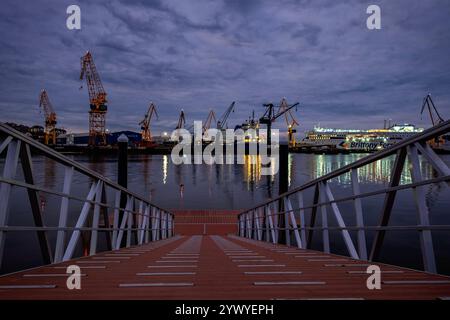 Vue de nuit sur le chantier naval El Astillero. Cantabrie, Espagne Banque D'Images