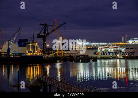 Vue de nuit sur le chantier naval El Astillero. Cantabrie, Espagne Banque D'Images