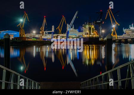 Vue de nuit sur le chantier naval El Astillero. Cantabrie, Espagne Banque D'Images