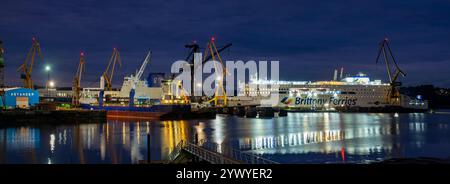 Vue de nuit sur le chantier naval El Astillero. Cantabrie, Espagne Banque D'Images