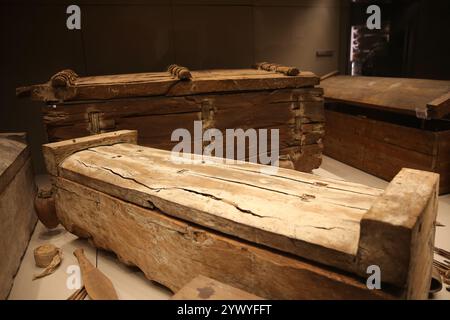 5e dynastie. Assemblage funéraire d'une tombe intacte de Gebelein. Artefacts affichés dans leur position d'origine. CHAMBRE B. (C. 2435-2306 BC). Égyptien Banque D'Images