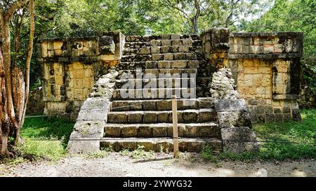 Plate-forme de Vénus près du temple ossuaire avec des représentations de vénus comme serpent homme-oiseau, Kukulcan, Chichen Itza, Mexique Banque D'Images