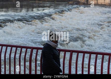 Logrono, la Rioja, Espagne. 12 décembre 2024. L'Èbre qui traverse Logroño est en alerte jaune, suite aux dernières pluies. Les autorités locales ont activé des protocoles d'urgence, se préparant à procéder à des évacuations préventives et à déployer des équipes de secours pour minimiser les risques pour la population, si nécessaire. Cet événement s’ajoute à l’inquiétude croissante sur l’impact du changement climatique dans la région, rappelant les destructions produites à Valence il y a 40 jours par la DANA, qui ont fait plus de 200 morts. Crédit : Mario Martija/Alamy Live News Banque D'Images