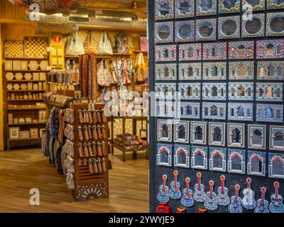 Grenade, Espagne ; septembre-21, 2024 : ornements et aimants dans une boutique de souvenirs à Grenade (Espagne) Banque D'Images