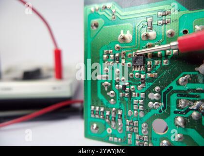 Maintenance et réparation ou test des appareils électroniques. Composant semi-conducteur brûlé. Foyer sélectionné. Banque D'Images