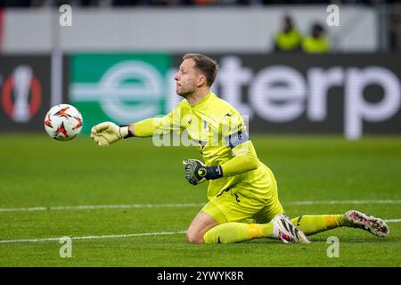 Sinsheim, Deutschland. 12 décembre 2024. Oliver Baumann (Torwart, Hoffenheim, 1), Am Ball, Freisteller, Ganzkörper, Einzelbild, Einzelfoto, Aktion, action, 12.12.2024, Sinsheim (Deutschland), Fussball, UEFA Europa League, Gruppenphase, TSG 1899 HOFFENHEIM - FCSB BUCAREST, LA RÉGLEMENTATION INTERDIT TOUTE UTILISATION DE PHOTOGRAPHIES COMME SÉQUENCES D'IMAGES ET/OU QUASI-VIDÉO. Crédit : dpa/Alamy Live News Banque D'Images