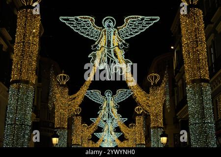 Málaga, Espagne - 9 décembre 2024 : lumières de Noël dans la rue Larios. Banque D'Images