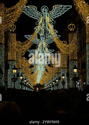 Málaga, Espagne - 9 décembre 2024 : lumières de Noël dans la rue Larios. Banque D'Images