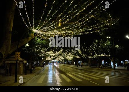 Málaga, Espagne - 9 décembre 2024 : lumières de Noël au principal Alameda, avenue principale de la ville. Banque D'Images