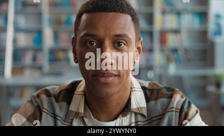 Afro-américain homme ethnique homme étudiant étudiant étudiant université bibliothèque collège lycée regardant l'étude de la caméra apprentissage instruit face Academy Banque D'Images