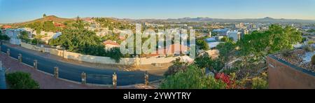 Une vue panoramique d'un quartier résidentiel à Windhoek, Namibie, vu de l'hôtel Heinitzburg. Image haute résolution Assemblée à partir de plusieurs images. Banque D'Images