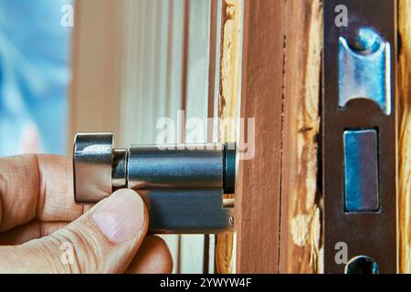 Mécanisme interne de serrure encastrée pour porte intérieure pendant l'installation. Banque D'Images