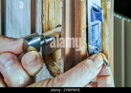 Construit dans le cylindre de serrure à mortaiser de porte est inséré dans le logement du mécanisme interne pendant l'installation. Banque D'Images