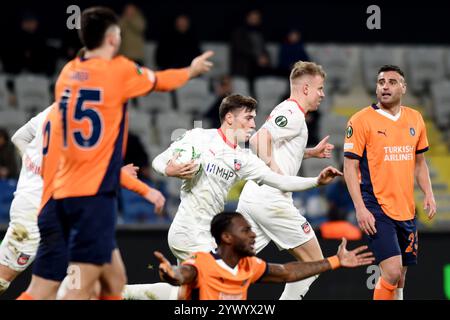 Istanbul, Turquie. 12 décembre 2024. Football : UEFA Europa Conference League, Istanbul Basaksehir - 1. FC Heidenheim, ronde préliminaire, journée 5, Basaksehir-Fatih-Terim-Stadium. Luca Kerber de Heidenheim ramène le ballon au centre après que Honsak de Heidenheim (non représenté) ait marqué. Crédit : Mustafa Alkac/dpa/Alamy Live News Banque D'Images