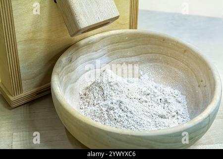 Moulin à grains en bois manuel de table et bol en bois avec farine grossière biologique. Banque D'Images