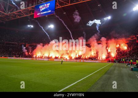 Amsterdam, pays-Bas. 12 décembre 2024. AMSTERDAM, 12-12-2024, JohanCruyff Arena, Europa League Football, Ajax - Lazio Roma. Feux d'artifice dans les tribunes crédit : Pro Shots/Alamy Live News Banque D'Images