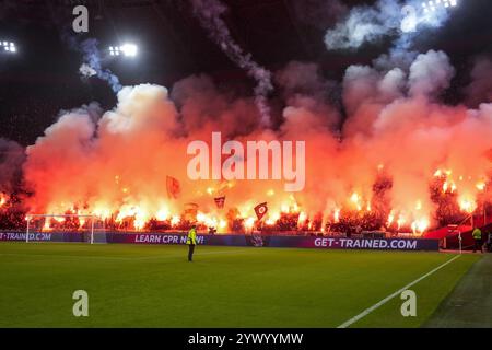 Amsterdam, pays-Bas. 12 décembre 2024. AMSTERDAM, 12-12-2024, JohanCruyff Arena, Europa League Football, Ajax - Lazio Roma. Feux d'artifice dans les tribunes crédit : Pro Shots/Alamy Live News Banque D'Images