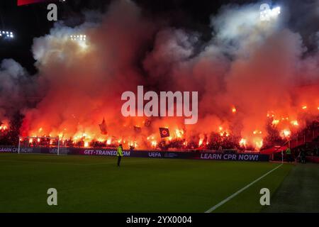 Amsterdam, pays-Bas. 12 décembre 2024. AMSTERDAM, 12-12-2024, JohanCruyff Arena, Europa League Football, Ajax - Lazio Roma. Feux d'artifice dans les tribunes crédit : Pro Shots/Alamy Live News Banque D'Images