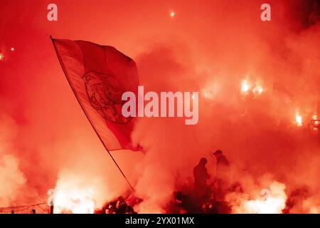 AMSTERDAM - les supporters de l'Ajax ont fait feu d'artifice lors du match de l'UEFA Europa League entre l'AFC Ajax Amsterdam et le SS Lazio Roma au Johan Cruijff Arena le 12 décembre 2024 à Amsterdam, pays-Bas. ANP KOEN VAN WEEL crédit : ANP/Alamy Live News Banque D'Images