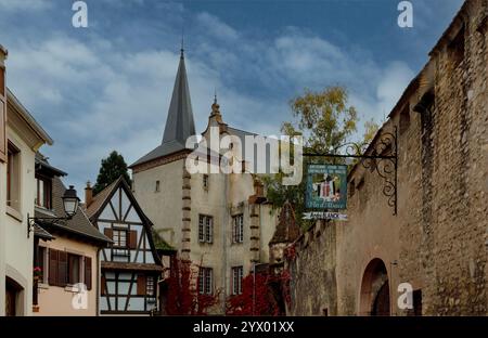 Haut Rhin, Alsace, France - 19 octobre 2024 - les bâtiments anciens d'un village alsacien dans la région viticole d'Alsace Banque D'Images