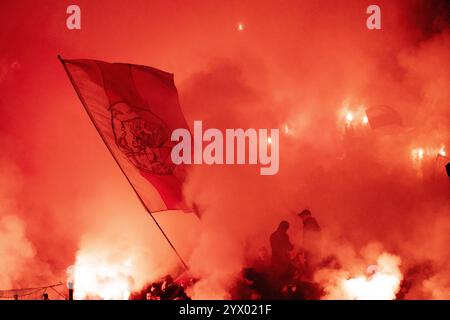 AMSTERDAM - les supporters de l'Ajax ont fait feu d'artifice lors du match de l'UEFA Europa League entre l'AFC Ajax Amsterdam et le SS Lazio Roma au Johan Cruijff Arena le 12 décembre 2024 à Amsterdam, pays-Bas. ANP KOEN VAN WEEL crédit : ANP/Alamy Live News Banque D'Images