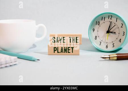 Black Woman holding étiquette avec sauver notre planète texte, groupe multiracial leader de personnes millénaires frappant dans la rue contre la pollution, vert Banque D'Images