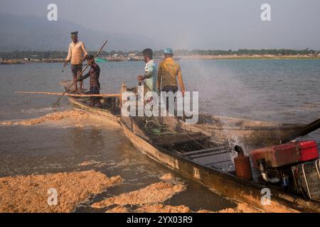 Les travailleurs de la pierre extraient des pierres de la rivière Jadu Kata à Sylhet, au Bangladesh. Banque D'Images