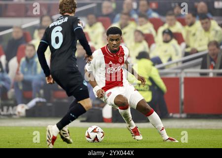 AMSTERDAM - Nicolo Ravella de SS Lazio, Jorrel Hato d'Ajax lors du match de l'UEFA Europa League entre l'AFC Ajax Amsterdam et le SS Lazio Roma au Johan Cruijff Arena le 12 décembre 2024 à Amsterdam, pays-Bas. ANP | Hollandse Hoogte | MAURICE VAN STEEN crédit : ANP/Alamy Live News Banque D'Images