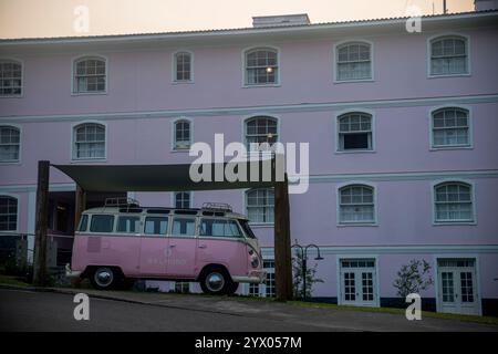 Un bus Volkswagen historique, utilisé pour transporter les clients, en face de l'Hôtel das Cataratas, un hôtel Belmond, dans le parc national d'Iguassu, Iguassu, Brésil. Banque D'Images