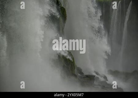 Vue détaillée du côté brésilien de l'une des chutes d'eau de la gorge du diable du côté argentin, Parc National d'Iguassu, Iguassu, Brésil. Banque D'Images