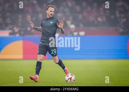 Amsterdam, pays-Bas. 12 décembre 2024. AMSTERDAM, PAYS-BAS - 12 DÉCEMBRE : Manuel Lazzari de SS Lazio fait des gestes lors du match de l'UEFA Europa League 2024/25 League phase MD6 entre l'AFC Ajax et le SS Lazio à la Johan Cruijff Arena le 12 décembre 2024 à Amsterdam, pays-Bas. (Photo par Andre Weening/Orange Pictures) crédit : Orange pics BV/Alamy Live News Banque D'Images